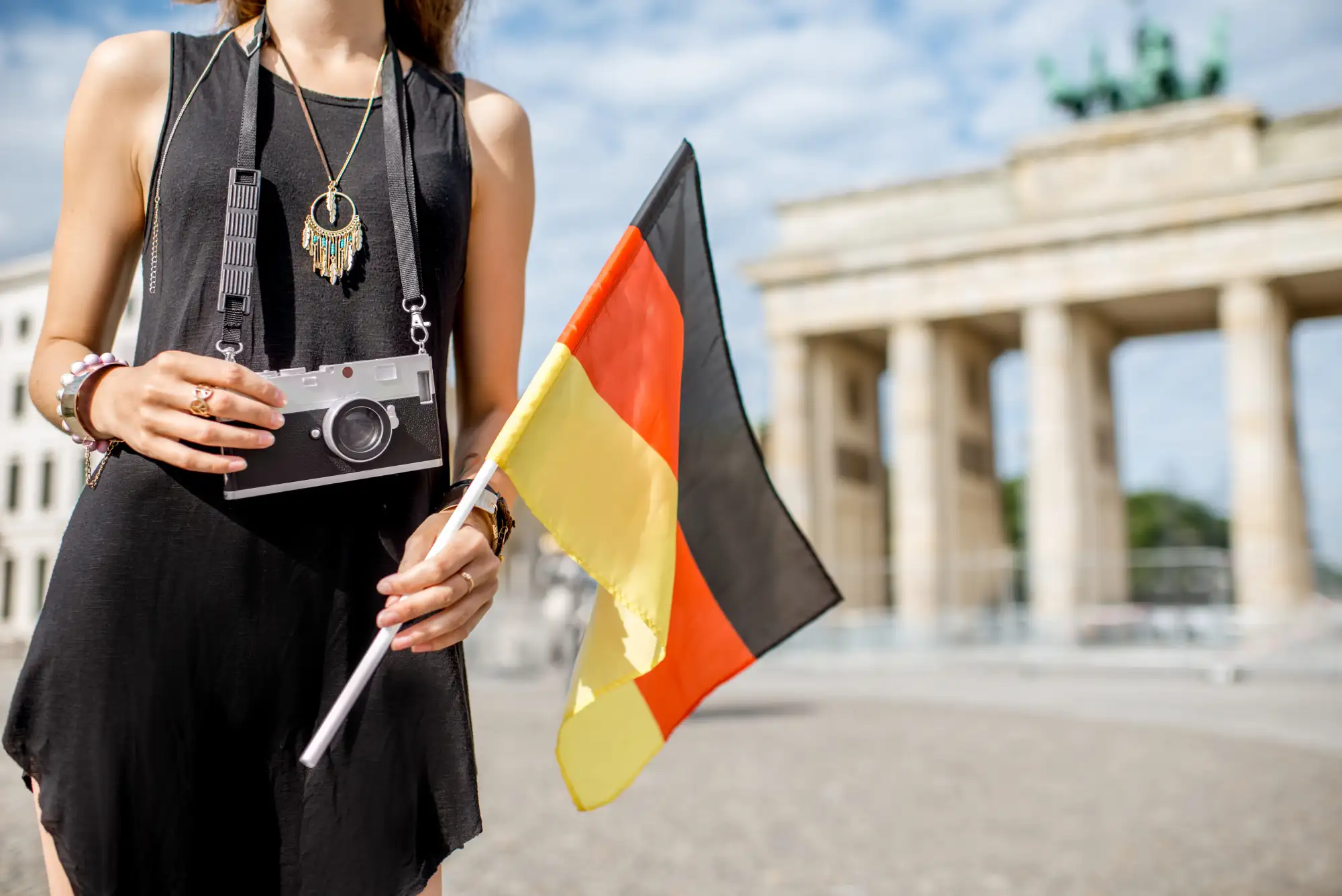 Frau hält Deutsche Flagge