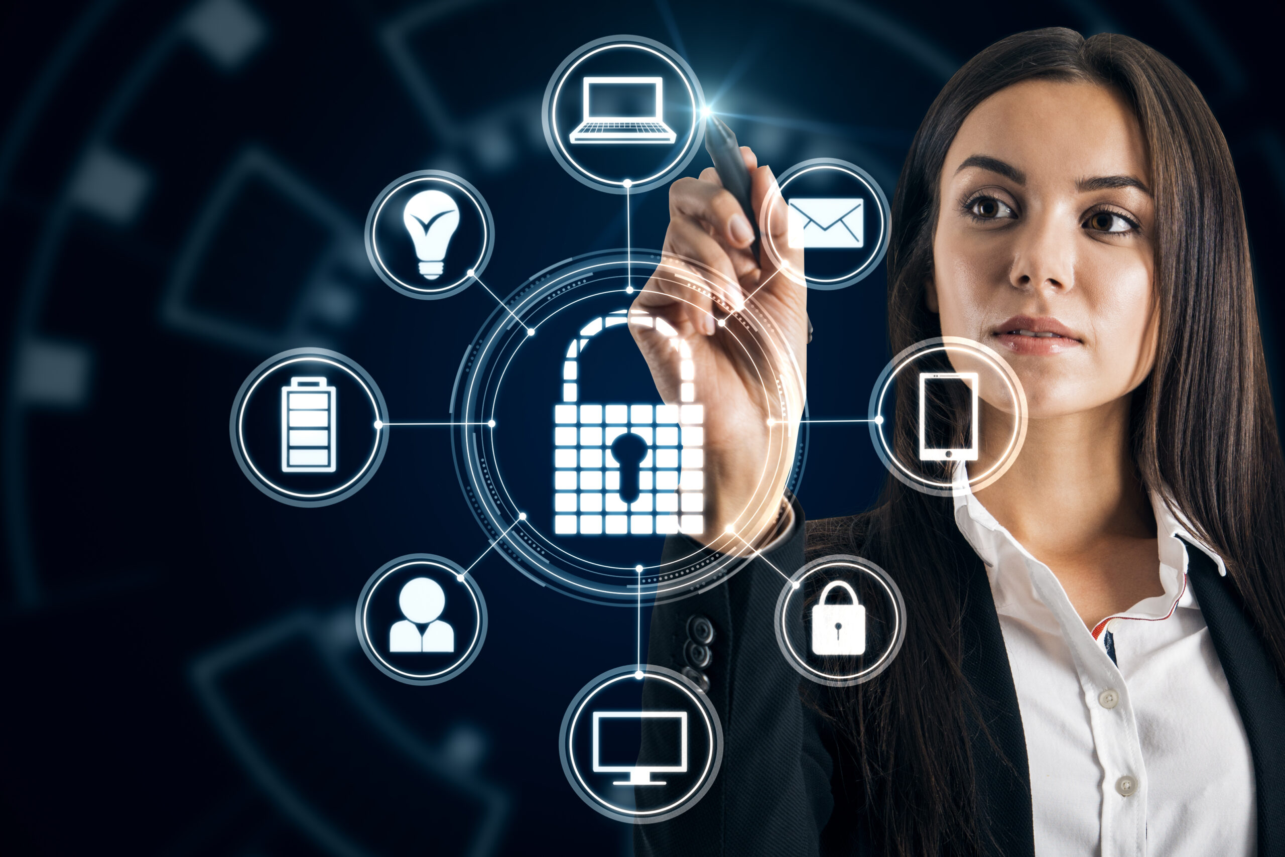 Businessfrau interagiert mit digitalem Sicherheitssystem: Grafisches Schloss-Symbol im Zentrum, umgeben von Icons für E-Mail, Smartphone, Nutzer, Batterie, Monitor und Lichtidee – symbolisiert Informationssicherheit und Zugriffskontrolle.